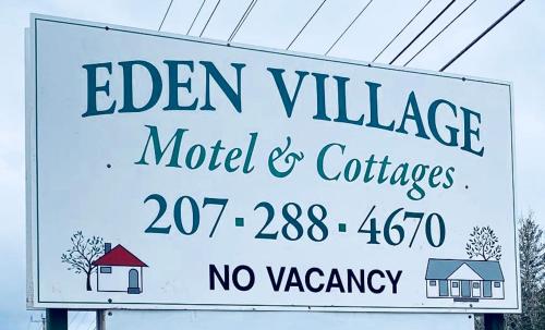 Un cartello che dice "Eden Village Motel and Cottages" di Eden Village Motel and Cottages a Bar Harbor