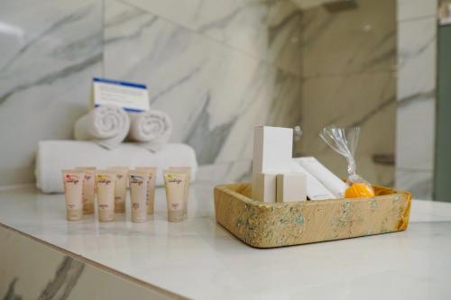 a counter with a bunch of toiletries in a room at Hotel Parada Linares in Linares
