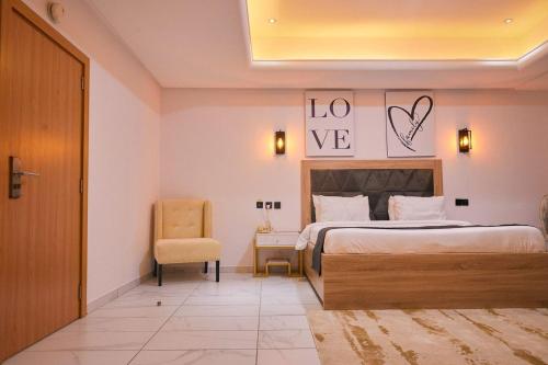 um quarto de hotel com uma cama e uma cadeira em The Bermondsey apartments em Lagos