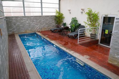 a swimming pool in the middle of a building at Hotel Parada Linares in Linares