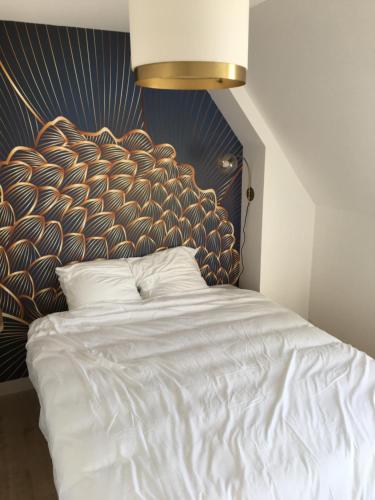 een slaapkamer met een wit bed met een groot hoofdeinde bij Nouveau! Superbe appartement avec terrasse vue mer in Ambleteuse