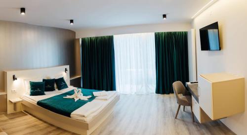 een hotelkamer met een bed met een zeester erop bij Vila Ursul Negru in Sovata