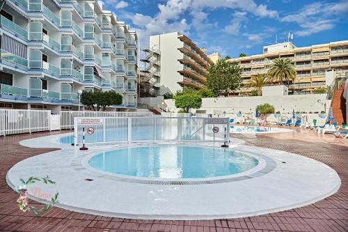 een groot zwembad voor een gebouw bij Parrot's House- Yumbo center in Playa del Inglés