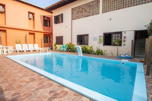 una piscina frente a una casa en Pousada Baleia Franca, en Garopaba