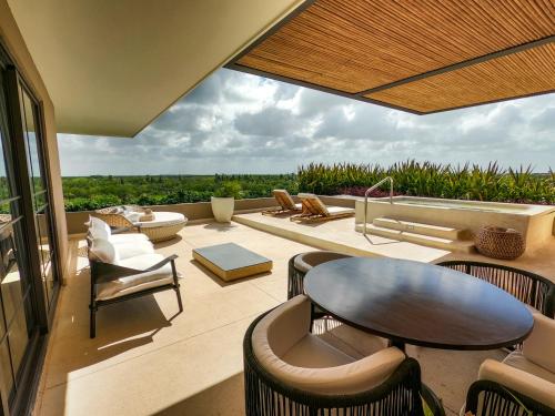 patio con mesa, sillas y vistas a Atelier Playa Mujeres-All Inclusive Resort, en Cancún