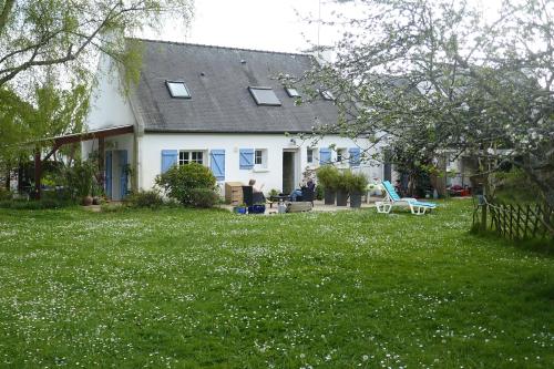 ラ・トリニテ・シュル・メールにあるgrand studio duplex avec jardinの白い花の庭のある白い家