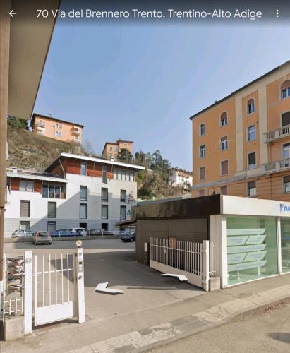 un edificio con una puerta en un estacionamiento en GREY IL NUOVO BICAMERE CON TERRAZZA E PARCHEGGIO, en Trento