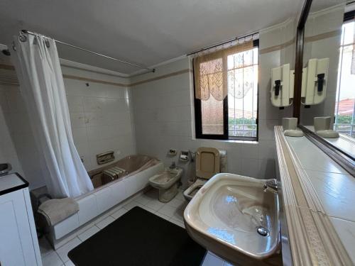 y baño con bañera, lavabo y aseo. en Holiday Home With Unique Views And Private Garden, en Kalamos