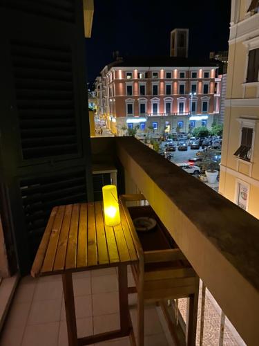 una vela sentada en una mesa en un balcón en Riviera18, en La Spezia
