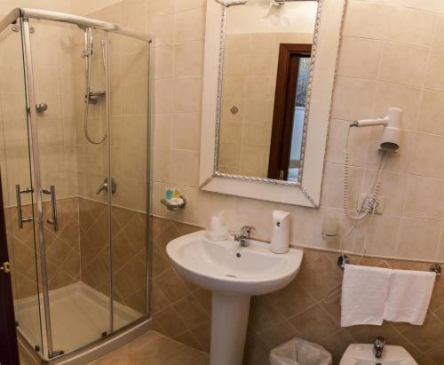 a bathroom with a sink and a shower at Hotel des Artistes in Naples