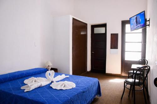 Łóżko lub łóżka w pokoju w obiekcie Hotel Cervantes