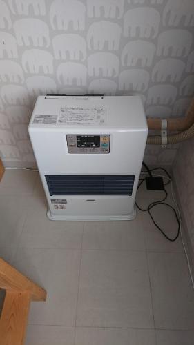 una impresora blanca sentada en el suelo en una habitación en Sarabetsu-mura chiiki Kouryu Center - Vacation STAY 31493v, en Naka-satsunai