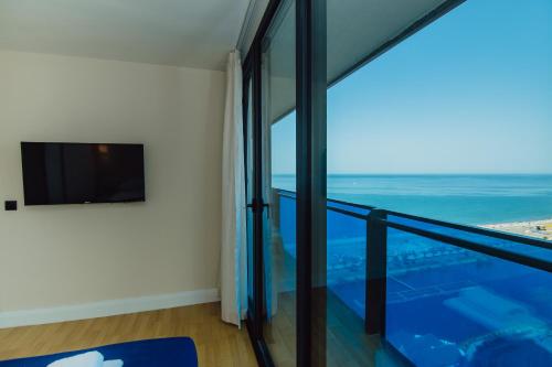 TV a/nebo společenská místnost v ubytování Blue-Panorama Hotel Orbi City