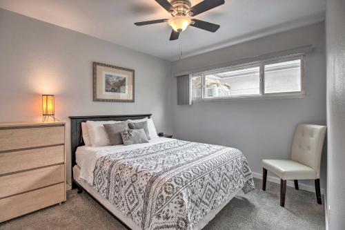 Walkable Carson City Duplex with Private Patio! في كارسون سيتي: غرفة نوم بسرير ومروحة سقف