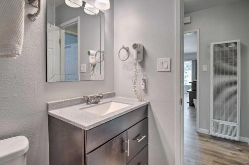 y baño con lavabo y espejo. en Walkable Carson City Duplex with Private Patio!, en Carson City