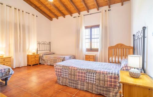 Ένα ή περισσότερα κρεβάτια σε δωμάτιο στο Awesome Home In Almachar With Wifi