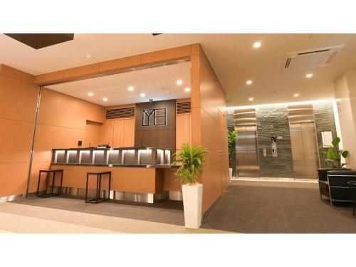 a lobby with a shower and a potted plant at ＹＯＵ ＳＴＹＬＥ ＨＯＴＥＬ ＨＡＫＡＴＡ - Vacation STAY 16033v in Fukuoka