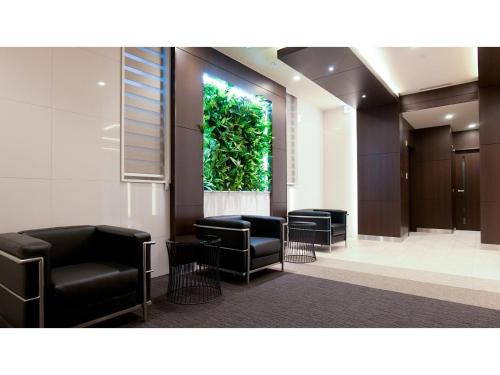 a waiting room with chairs and a green wall at ＹＯＵ ＳＴＹＬＥ ＨＯＴＥＬ ＨＡＫＡＴＡ - Vacation STAY 16033v in Fukuoka
