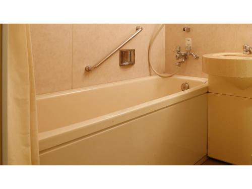 赤穗的住宿－Ako onsen AKO PARK HOTEL - Vacation STAY 21667v，带浴缸和盥洗盆的浴室