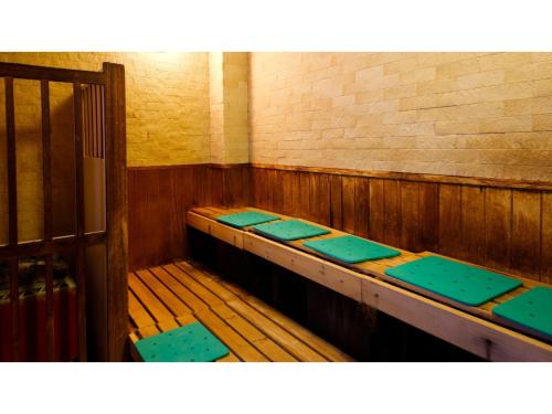 una fila de asientos vacíos en una habitación de madera en Ako onsen AKO PARK HOTEL - Vacation STAY 21613v, en Ako