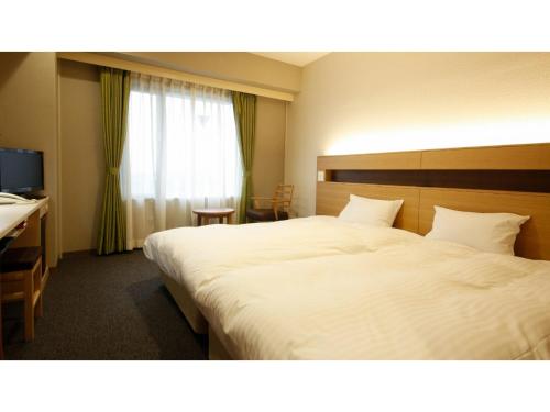 Habitación de hotel con cama grande y escritorio. en Ako onsen AKO PARK HOTEL - Vacation STAY 21620v, en Ako