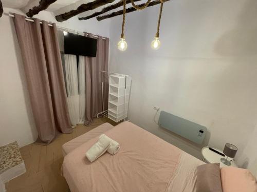 Habitación hospitalaria con cama y ventana en Casa Rural Villa Leire en pleno corazón del Valle Ricote, en Blanca