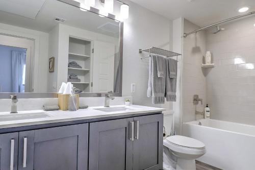 een badkamer met een wastafel, een toilet en een bad bij Exquisite Home-Walk Score 81-Shopping District-King Bed-Parking -G3021 in Scottsdale