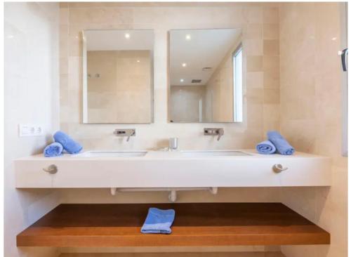 baño con lavabo blanco grande y espejo en Magnifique villa contemporaine, en Marbella
