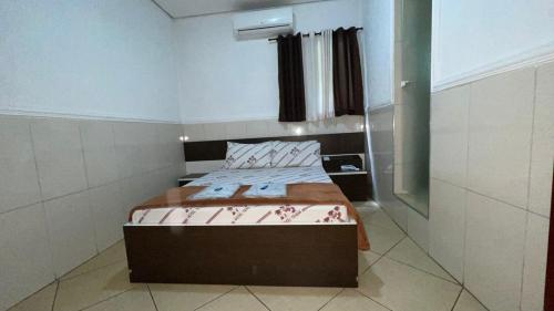 a small bedroom with a bed in a room at Hotel Tenda Brigadeiro SP in Sao Paulo