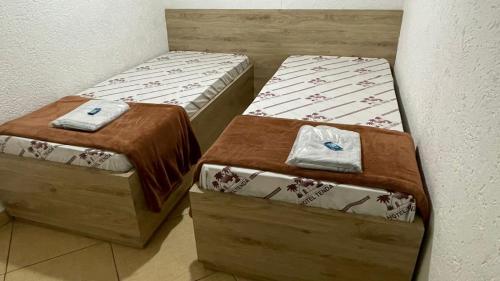 Dos camas en una habitación pequeña con toallas. en Hotel Tenda Brigadeiro SP en São Paulo