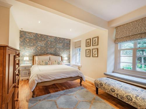 a bedroom with a bed and a window at Barjols Cottage - Uk30096 in Wiston