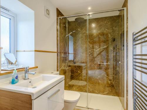 een badkamer met een wastafel en een douche bij Blackwell Barn in Raydon