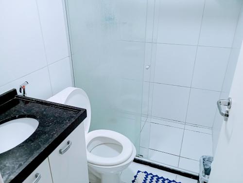 a bathroom with a toilet and a sink at Porto de Galinhas lindo AP 2 Q 2 Banh 40 m da praia in Porto De Galinhas