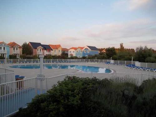 una gran piscina en un barrio residencial en 3 bedrooms Holiday Home Golf Resort Port-Bourgenay, en Talmont