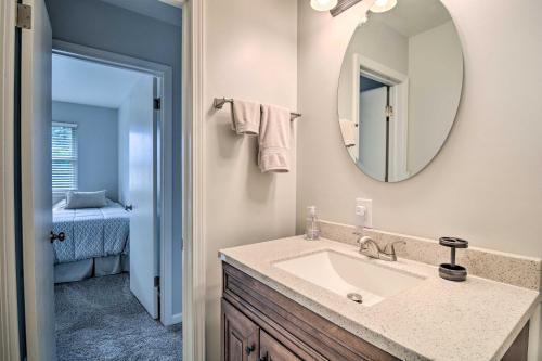 uma casa de banho com um lavatório e um espelho em Harbor Springs Retreat with Grill about 1 Mi to Beach! em Harbor Springs