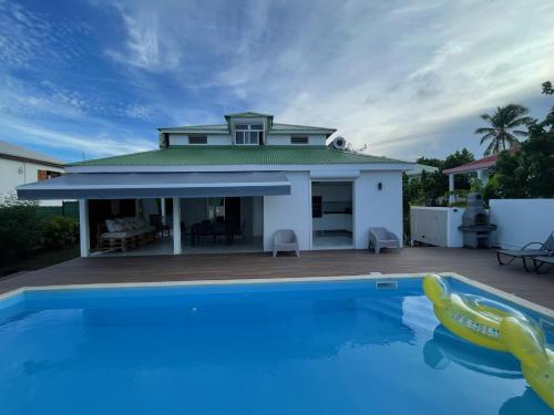 een huis met een zwembad voor een huis bij NOUVEAU Villa Ricololo Piscine Balnéo Golf Yoga in Saint-François