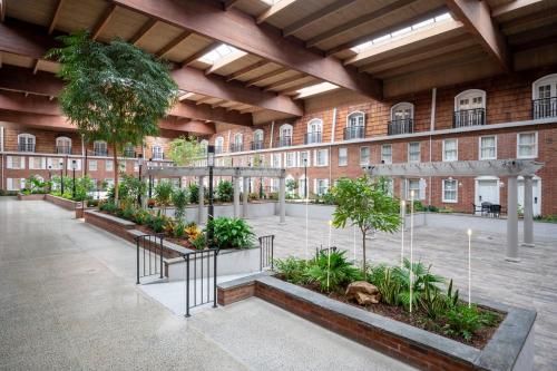 Un jardín fuera de Crowne Plaza Albany - The Desmond Hotel