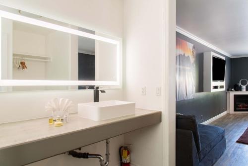 uma casa de banho com um lavatório e um espelho em Big Bear Spa Suites em Big Bear Lake