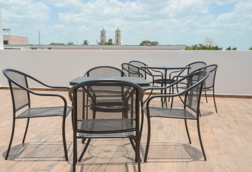 a group of chairs and a table on a roof at Habitaciones Colonial Zaci in Valladolid