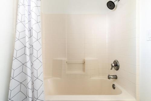 Big Bear Spa Suitesにあるバスルーム
