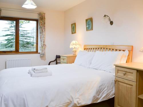 CrosthwaiteにあるLittle Orchardのベッドルーム(白いベッド1台、窓付)