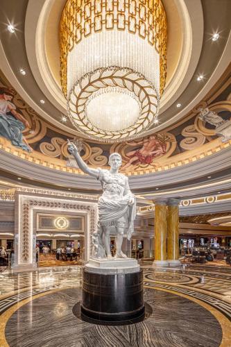 Review: Caesars Palace Las Vegas Augustus Tower Fountain View