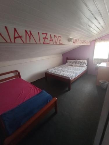 Katil atau katil-katil dalam bilik di Hostel 7 praias