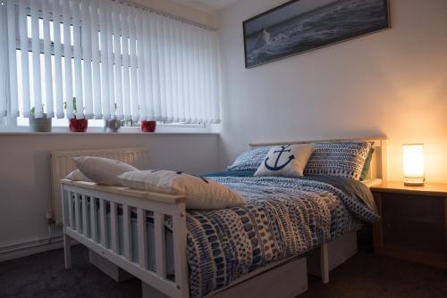 ロンドンにあるBright and spacious 1 bed flat in Camberwellのベッドルーム(ベッド1台、窓付)