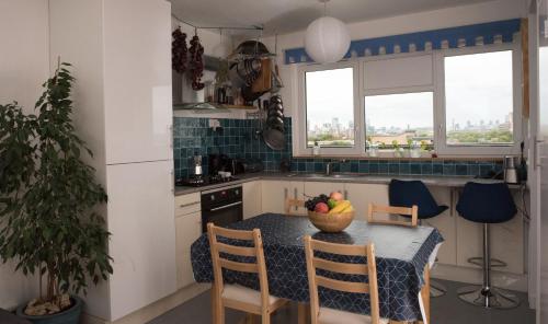 una cucina con tavolo e ciotola di frutta di Bright and spacious 1 bed flat in Camberwell a Londra