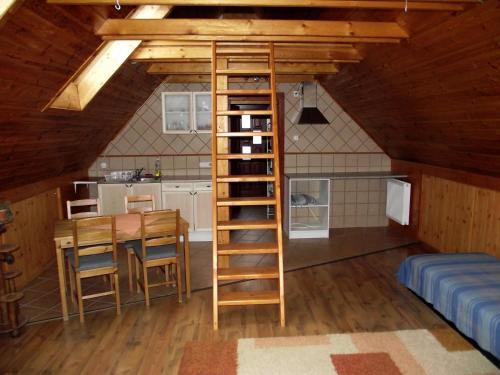 cocina y comedor con escalera en una habitación en Zulu Cafe Apartment en Rétság