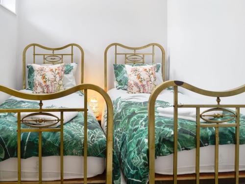 dos camas sentadas una al lado de la otra en una habitación en Old Reading Room, en Cotehill