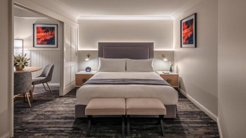 - une chambre avec un lit, un bureau et une table dans l'établissement InterContinental Sanctuary Cove Resort, an IHG Hotel, à Gold Coast