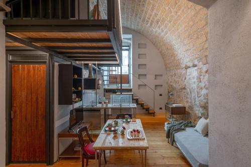 een woonkamer met een tafel en een bank bij Il Quinto Elemento - Residence Of Charme in Ostuni
