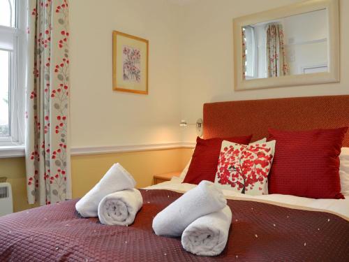 1 dormitorio con 1 cama con toallas en Garth Cottage, en Near Sawrey
